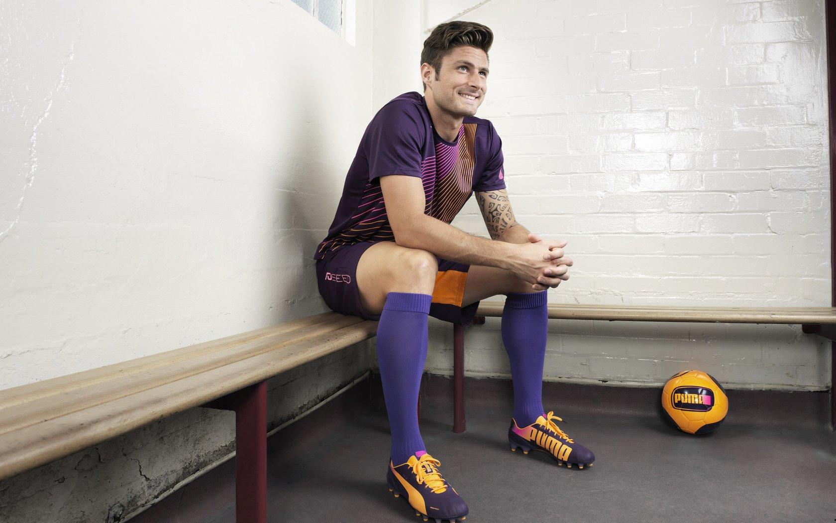 安菲尔德星光寄哀思，季前赛前利物浦为若塔举行特别悼念仪式